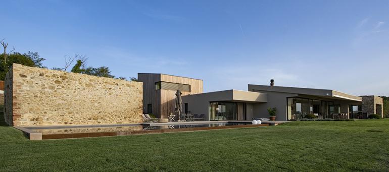 A residence integrated into the Umbrian landscape with Ipè wood