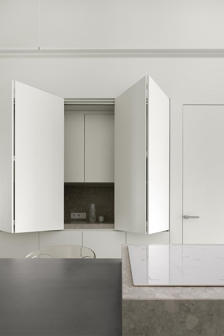 Additionally, white serves not only as an aesthetic component, but also a practical one that appears to expand the boundaries and increase the geometry of the space.