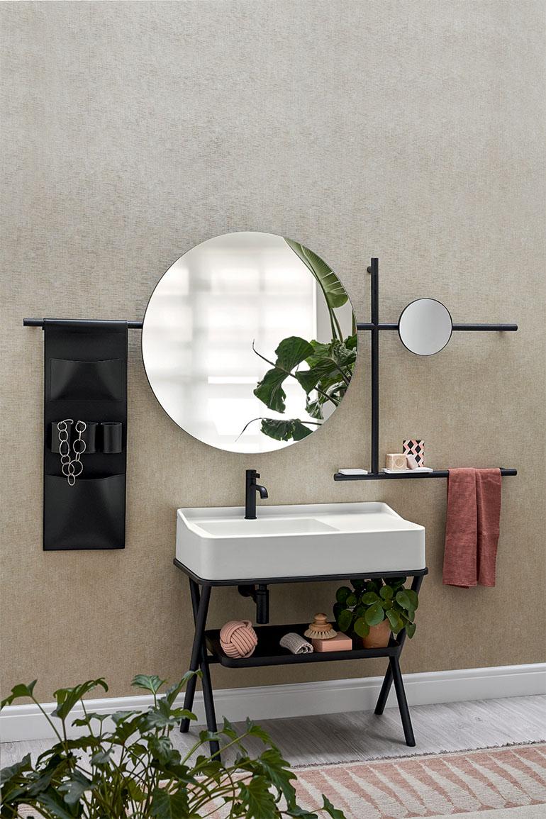 In this image, Siwa by Ceramica CIELO, designed by Andrea Parisio and Giuseppe Pezzano, the cabinet with ceramic washbasin in the Talco finish from the “Terre di Cielo” colour range combined with a tray and wooden structure in the Black Oak finish. On the wall a Siwa mirror in the round version, with the wooden structure in the Black Oak finish and storage bag in natural leather in Black.